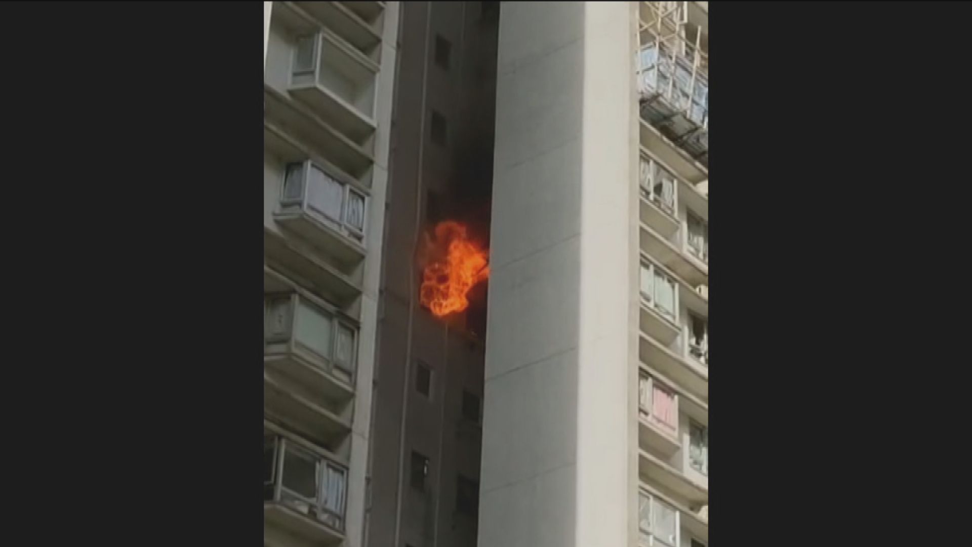 海怡半島一單位失火50多人疏散無人傷