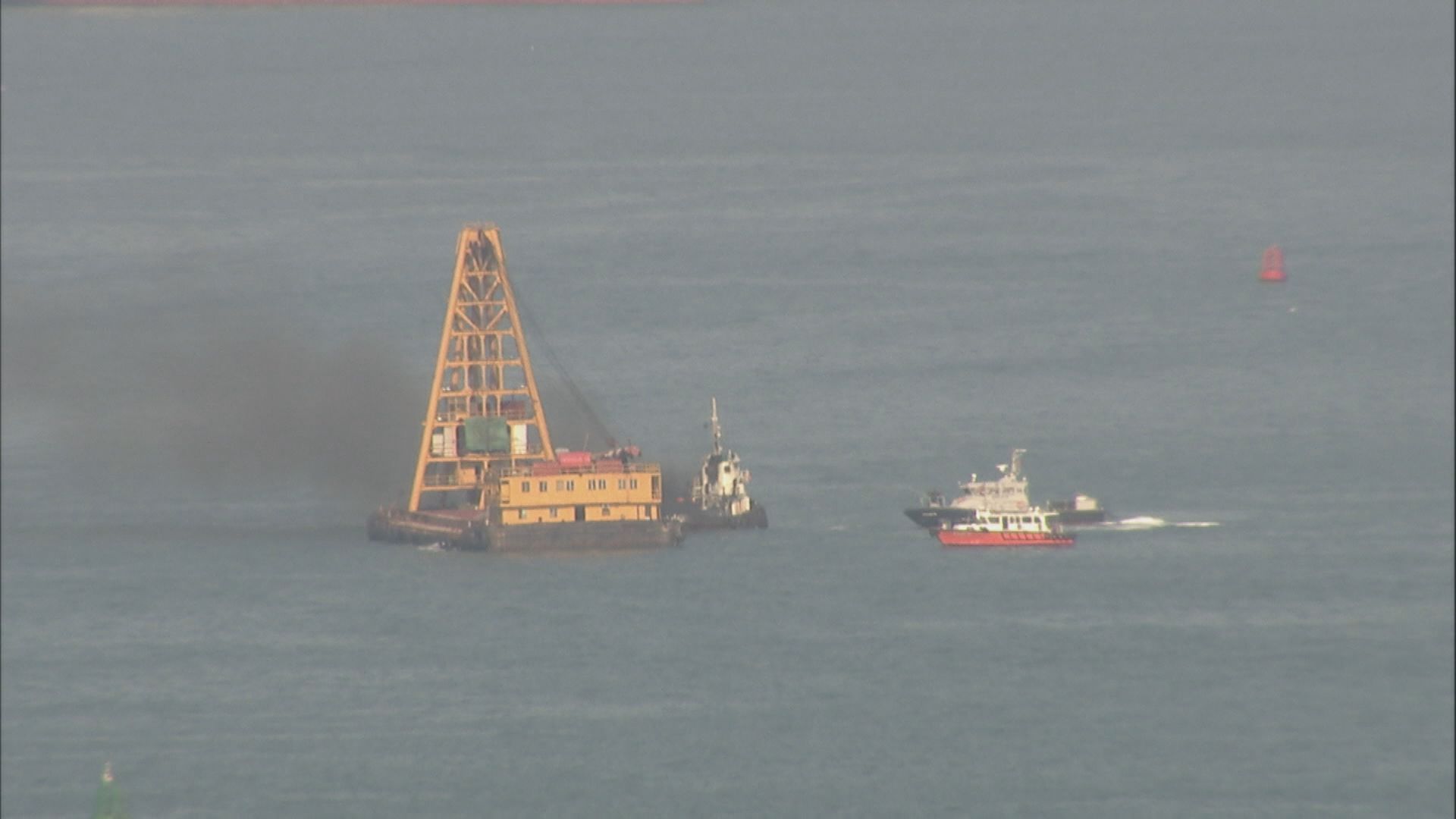 油麻地避風塘對開拖船着火焚燒