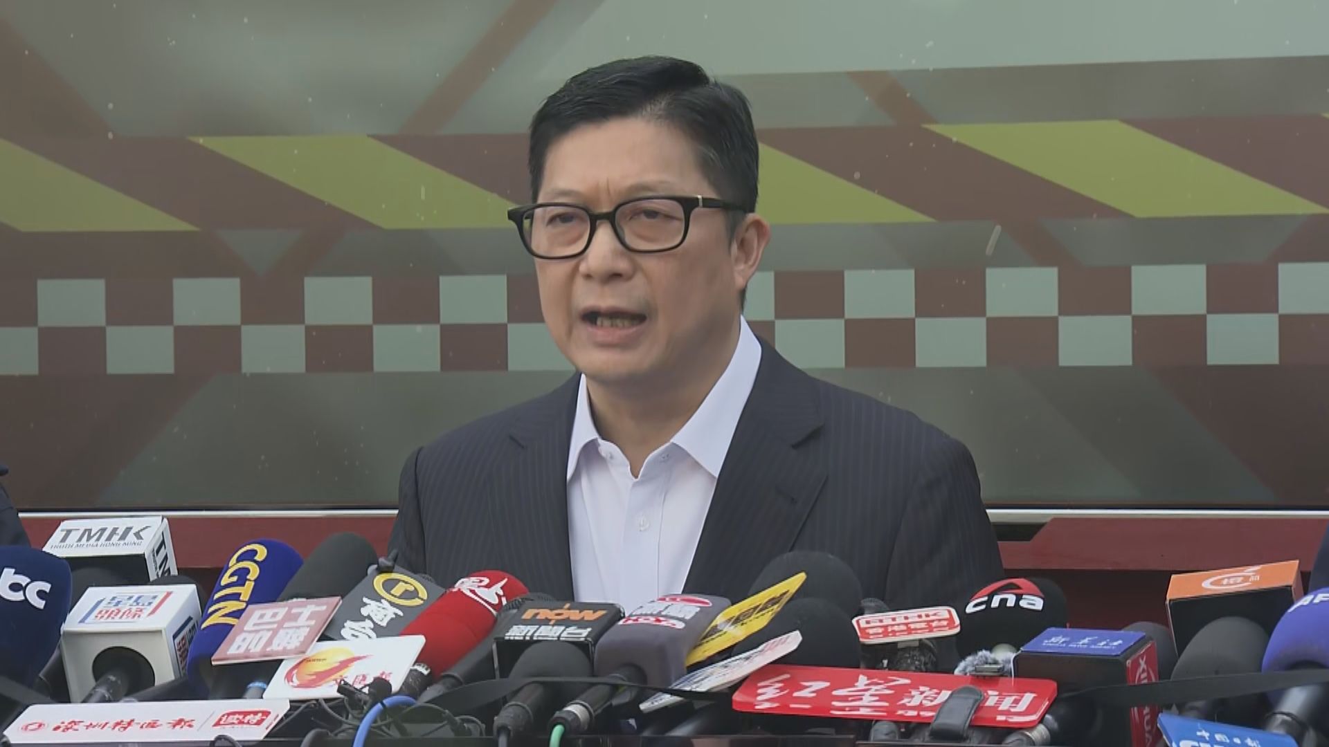 宏福苑五級火災｜鄧炳強指初步相信火勢迅速蔓延與發泡膠板有關