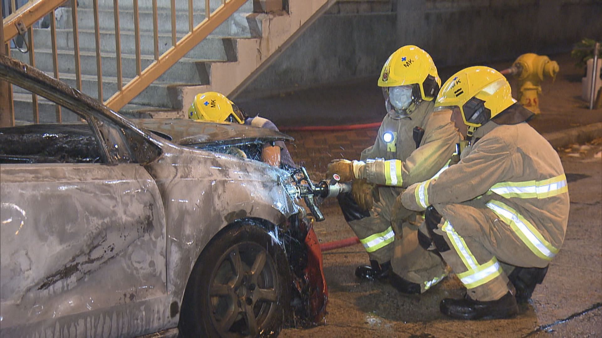 九龍城私家車起火　司機救火燒傷
