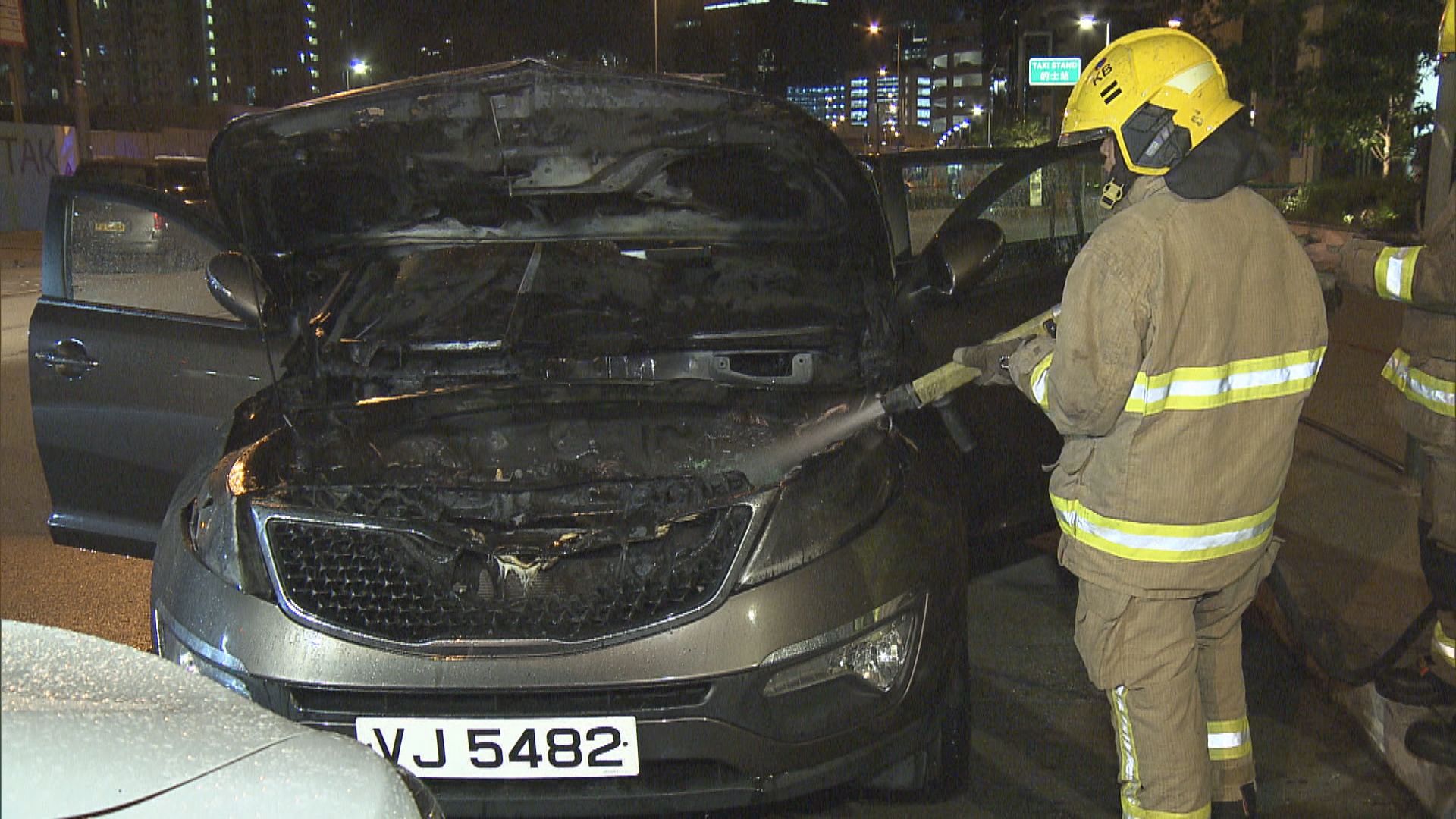 九龍灣私家車起火無人傷