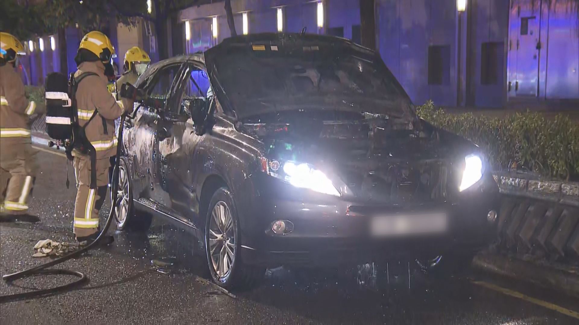 長沙灣有私家車著火燒毀　無人受傷