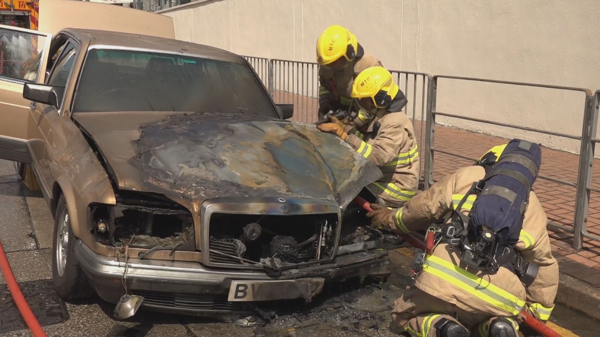 九龍城東寶庭道私家車起火　無人受傷