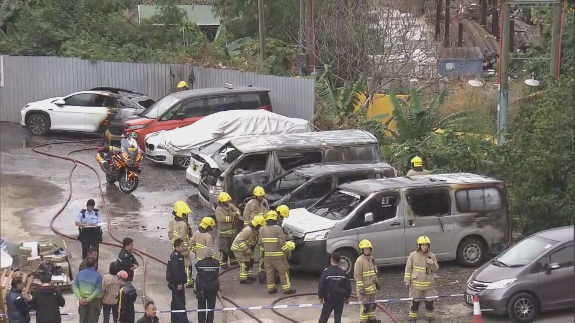 屯門寶塘下村露天停車場多輛汽車遭焚毀