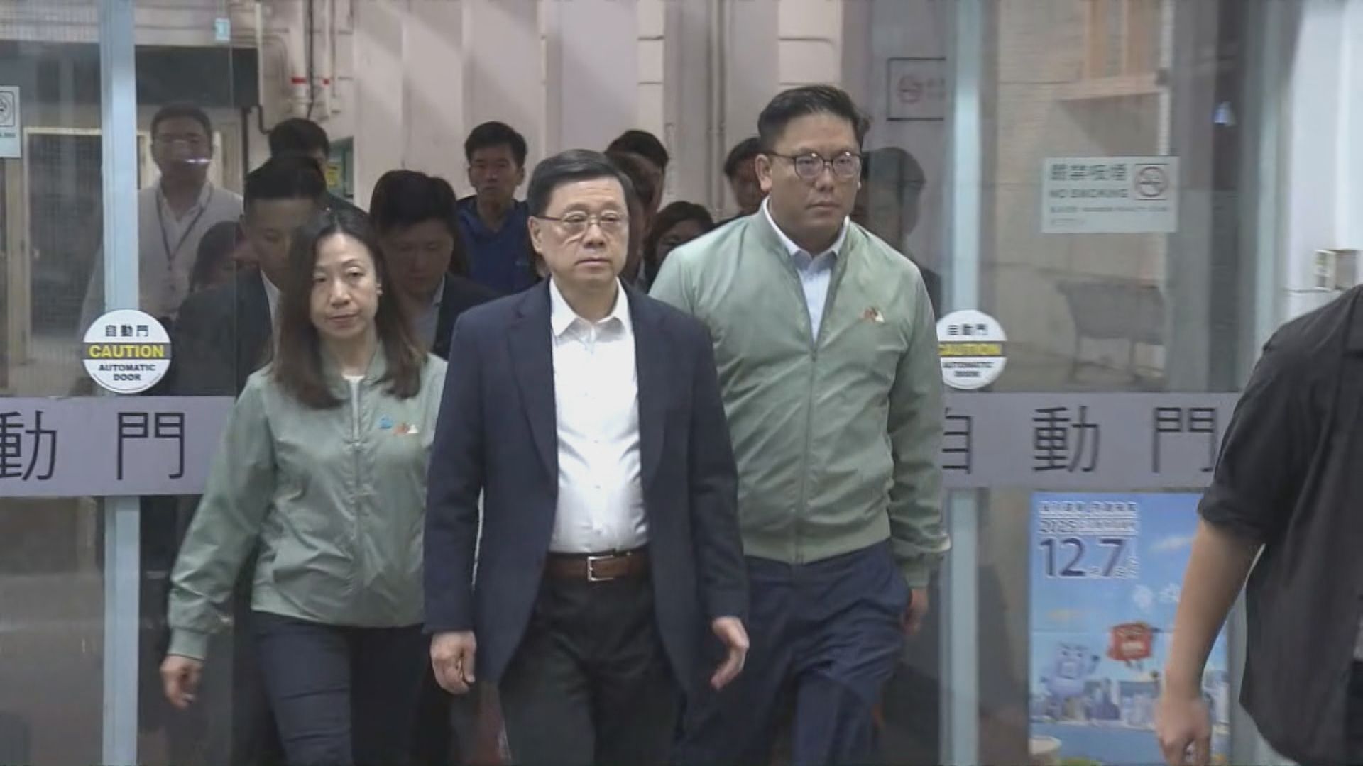 宏福苑五級火｜李家超到大埔探望受火災影響居民