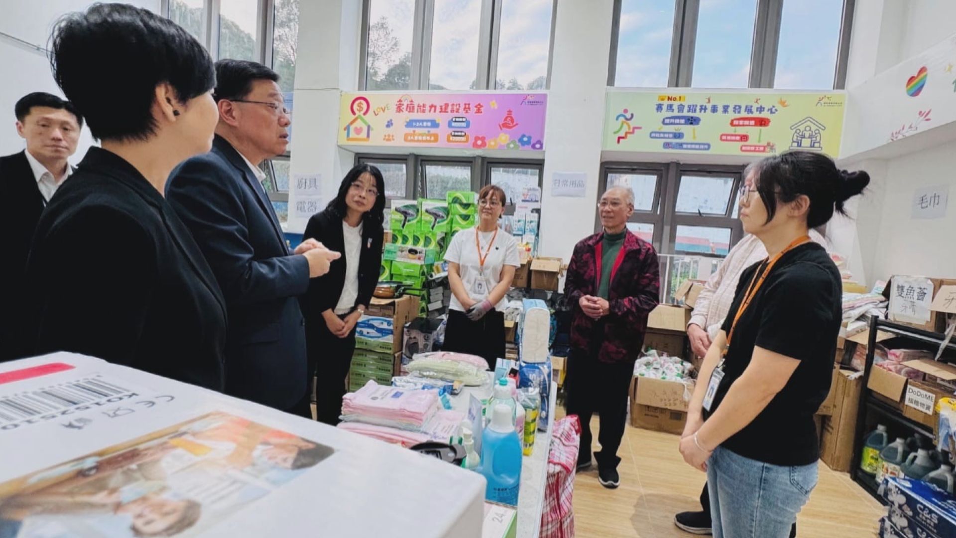 宏福苑五級火災｜李家超探訪入住過渡屋災民