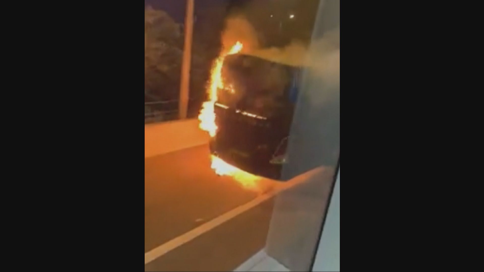 屯門公路旅遊巴疑引擎過熱起火　無人受傷