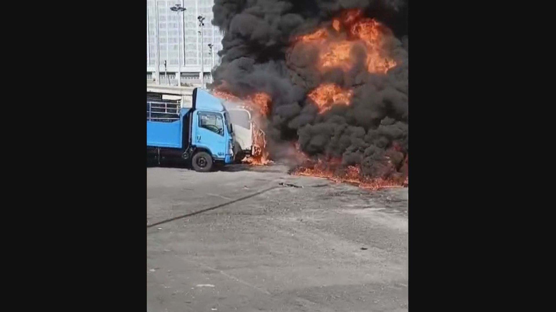 長沙灣副食品批發市場多輛貨車起火　兩人燒傷送院