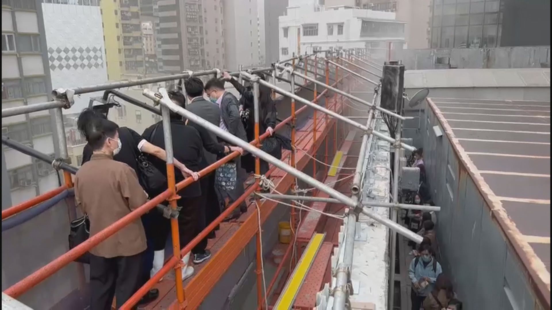 銅鑼灣世貿中心發生三級火　消防指逾350人被困天台