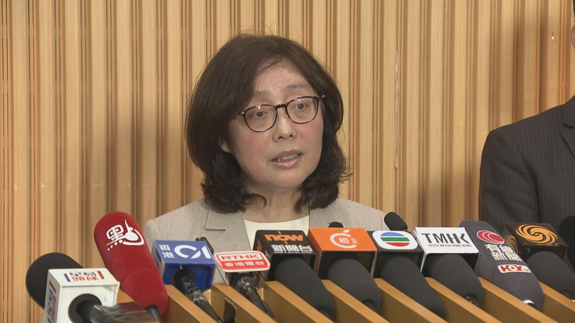 甯漢豪︰承建商須提供棚網阻燃效能證明書　就地採樣送指定實驗所檢測