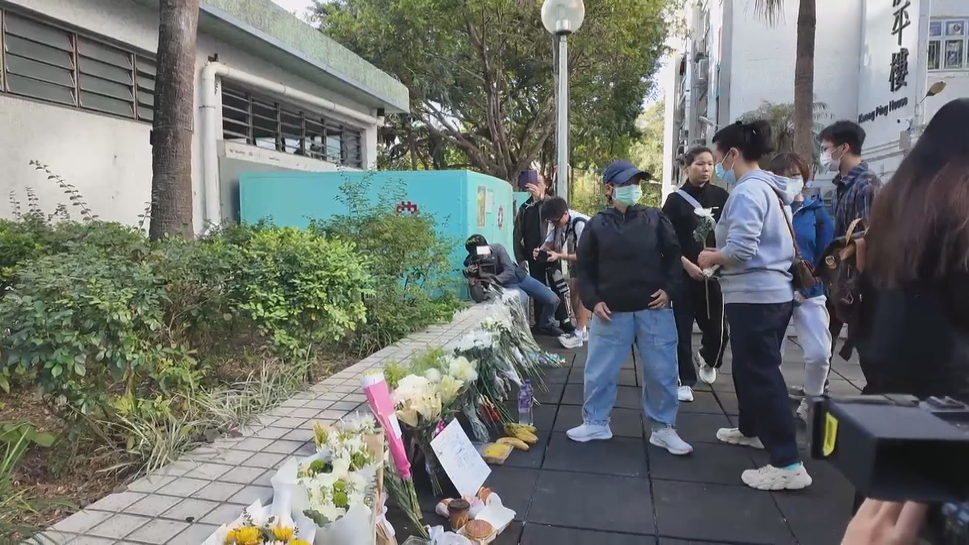 宏福苑五級火災｜市民自發到場獻花悼念死難者