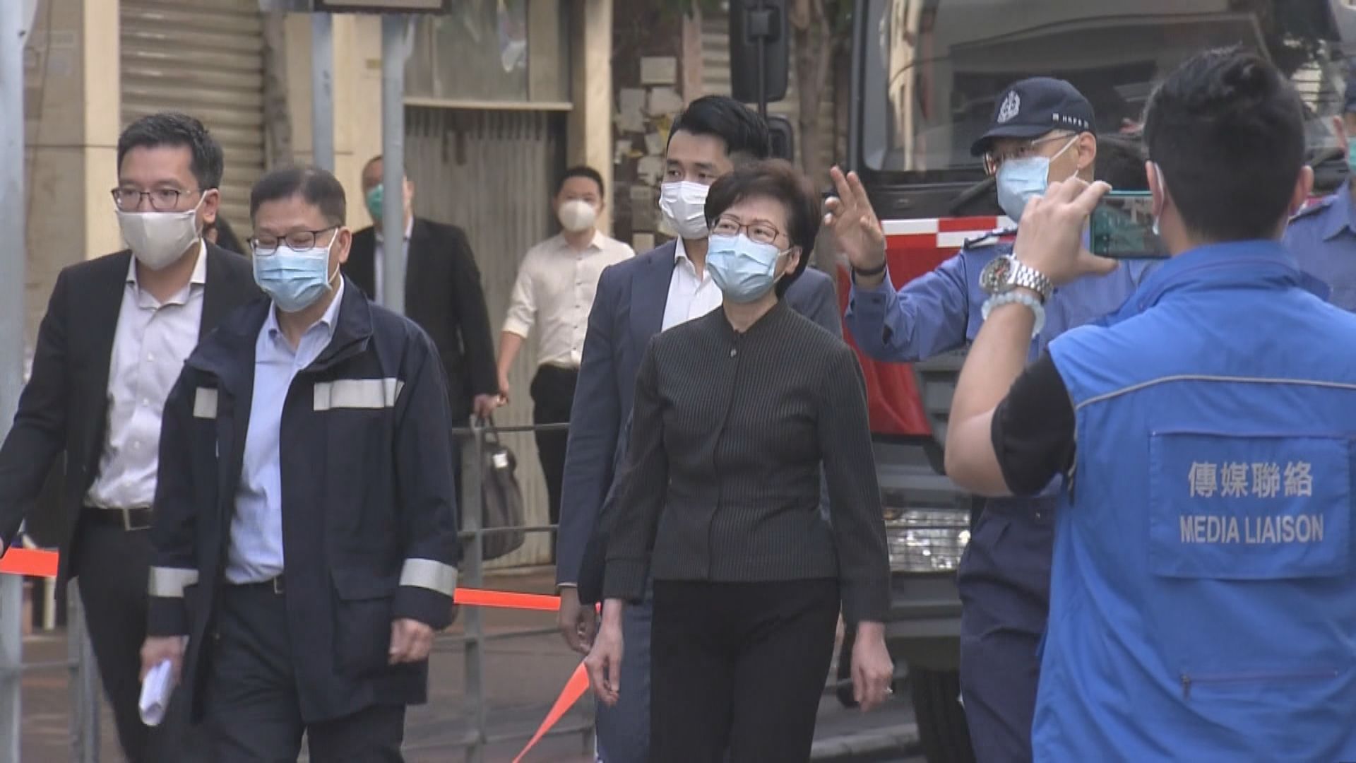 林鄭月娥早上到油麻地起火大廈外視察