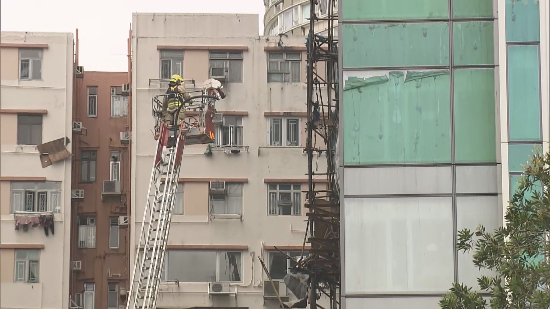 尖沙咀地盤四級火現場早上再有煙冒出