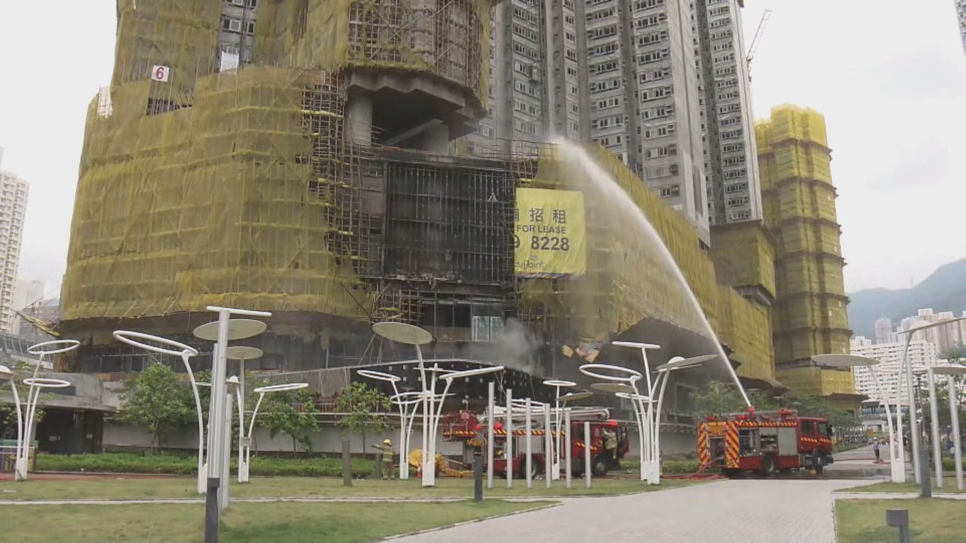 啟德一個地盤棚架起火　消防到場灌救