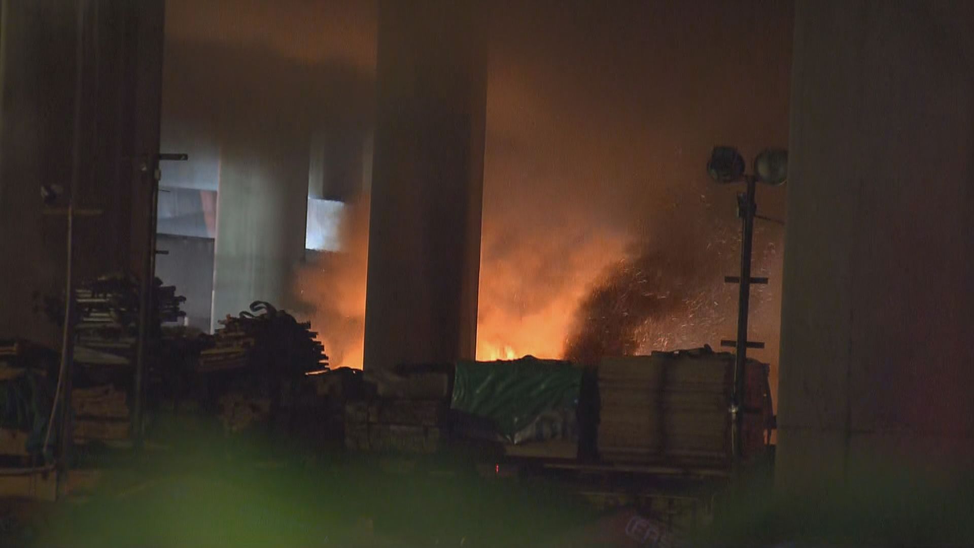 葵涌露天停車場起火　一度傳出爆炸聲