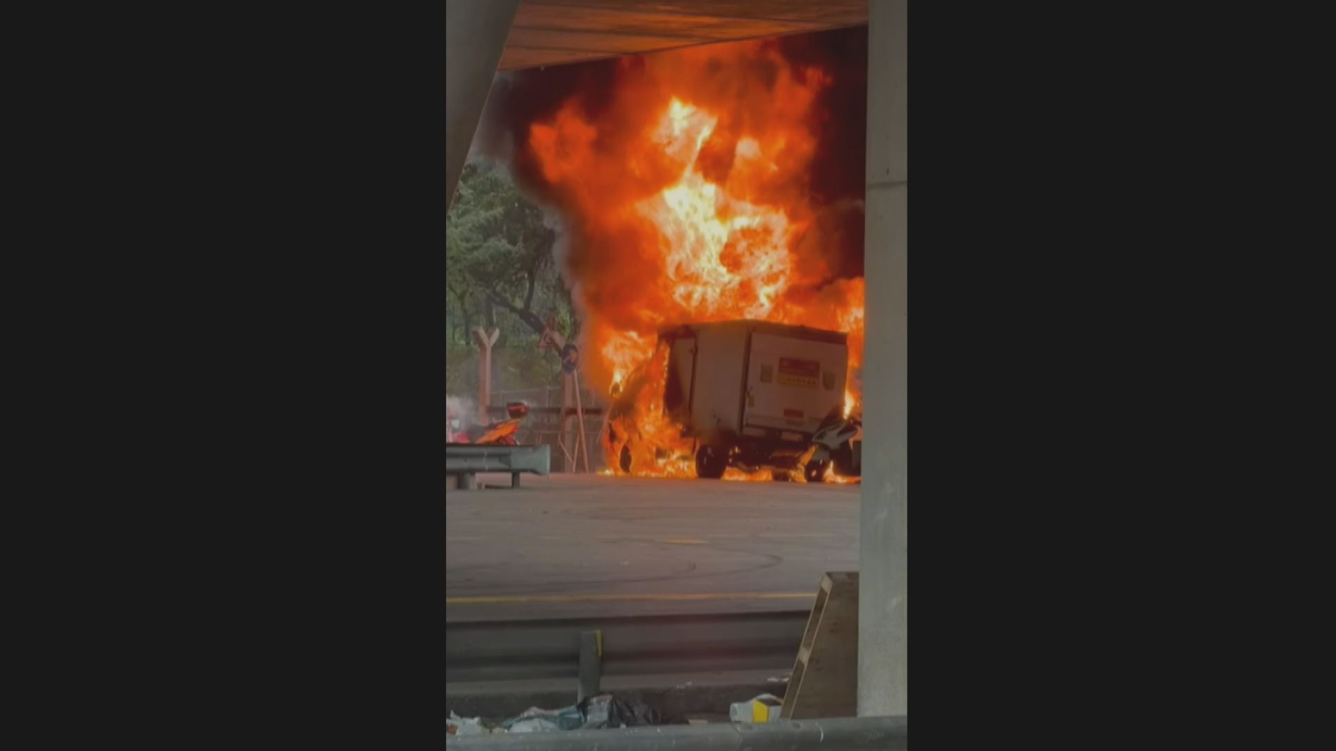 葵涌貨櫃碼頭貨車起火無人傷