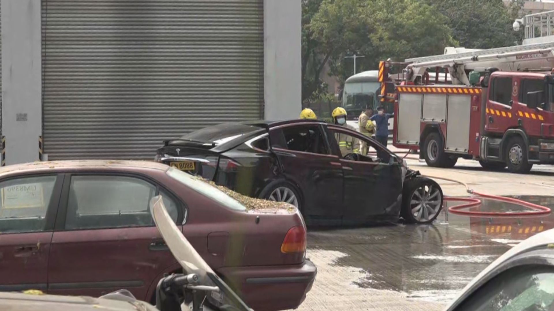 電動私家車撞燈柱起火　九龍灣汽車扣留中心內死灰復燃