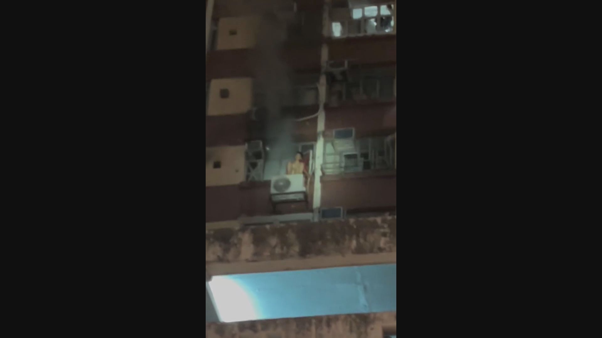 觀塘翠屏北邨單位起火　男童冷氣機頂避難