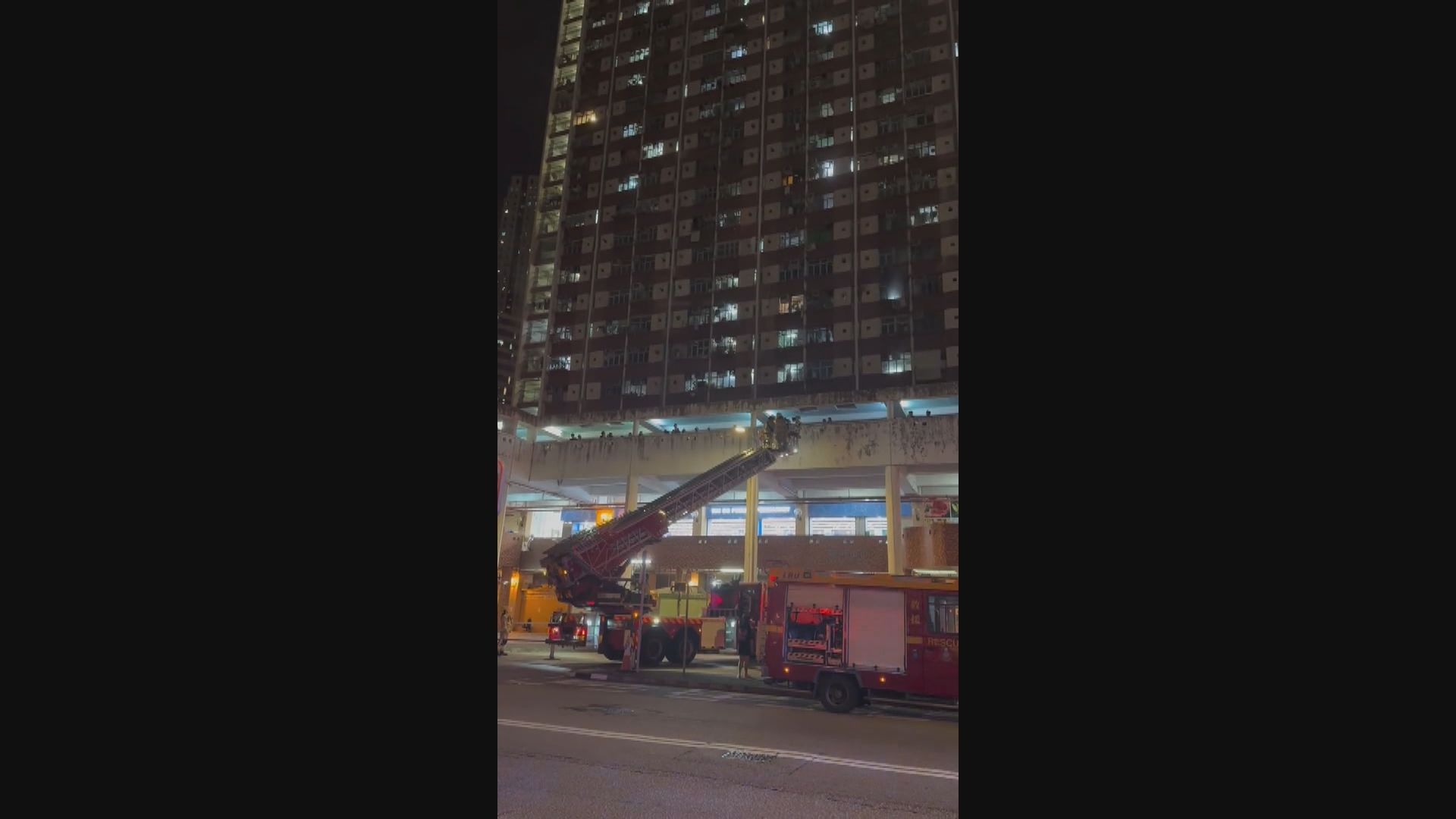 觀塘翠屏北邨單位起火　男童冷氣機頂避難　其母涉虐兒被捕