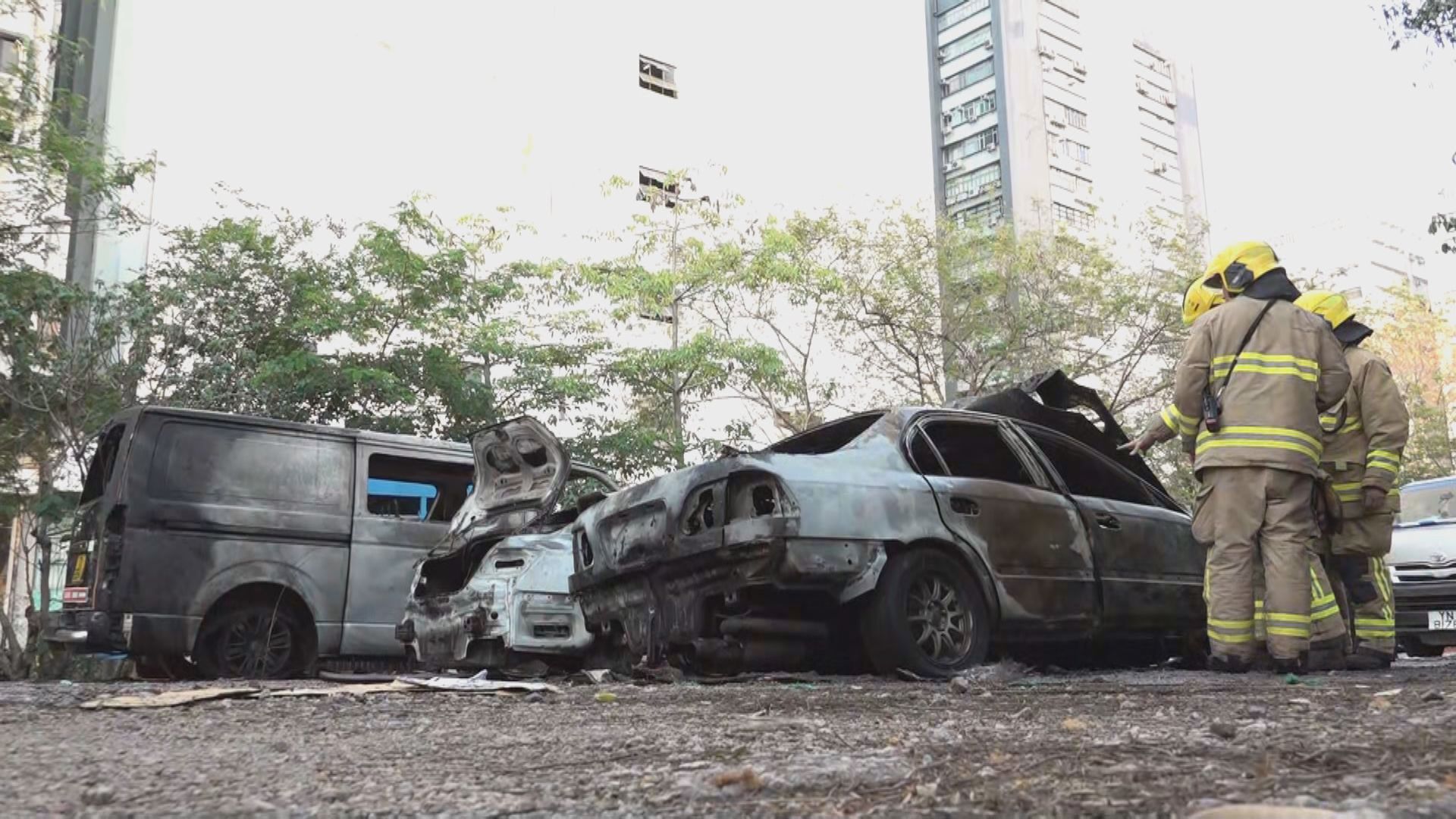 葵涌私家車起火　波及附近兩車