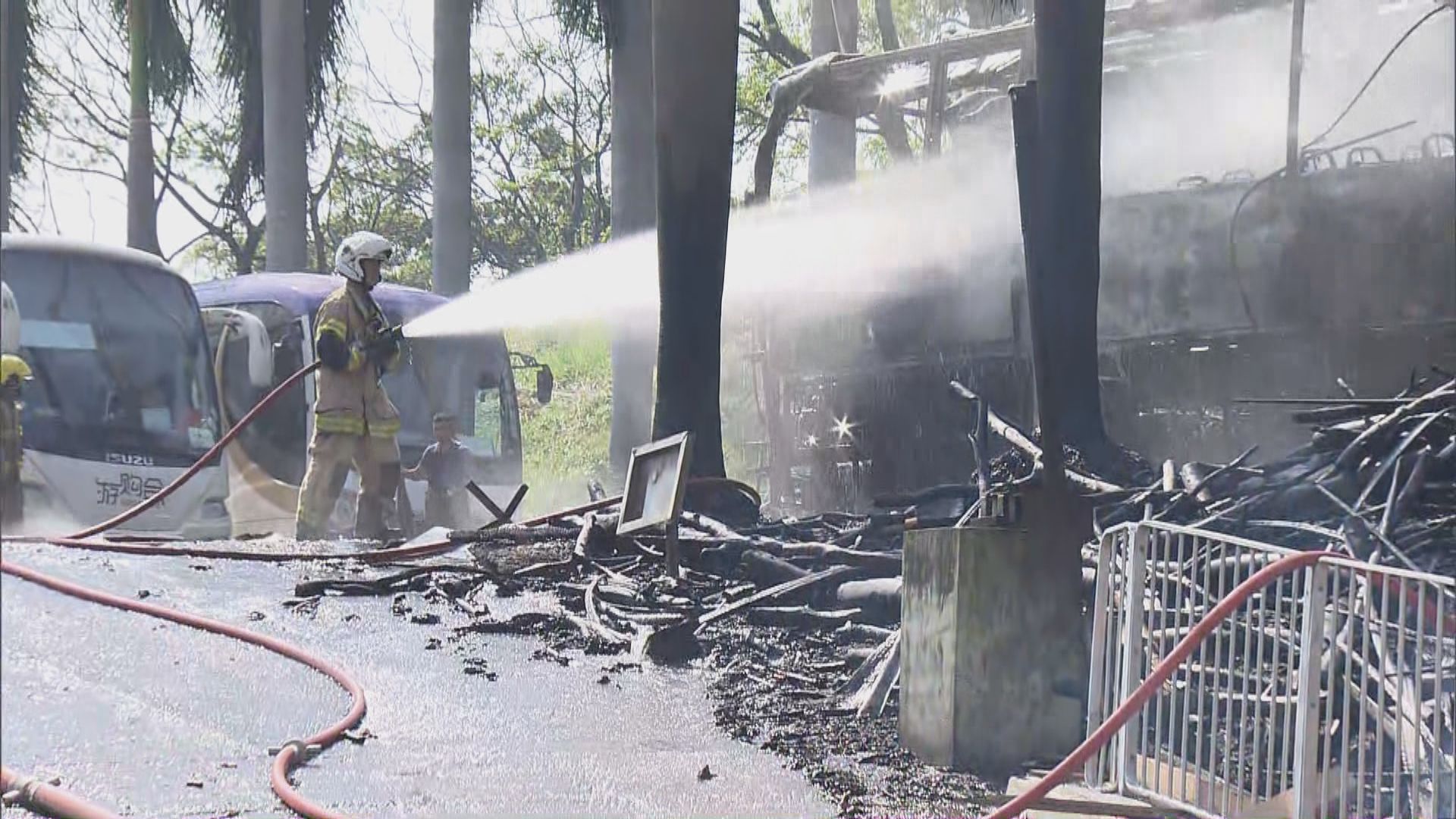 落馬洲三架旅遊巴起火無人傷