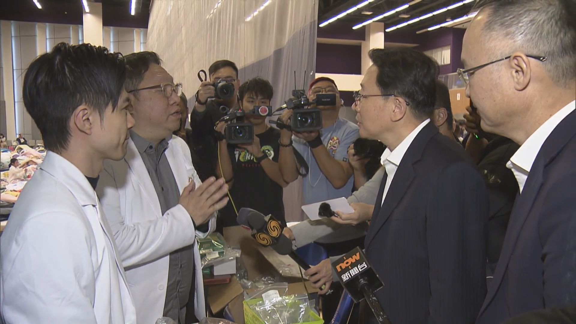 宏福苑五級火災｜周霽與農融探望受大火影響災民(鄔卓然報道)