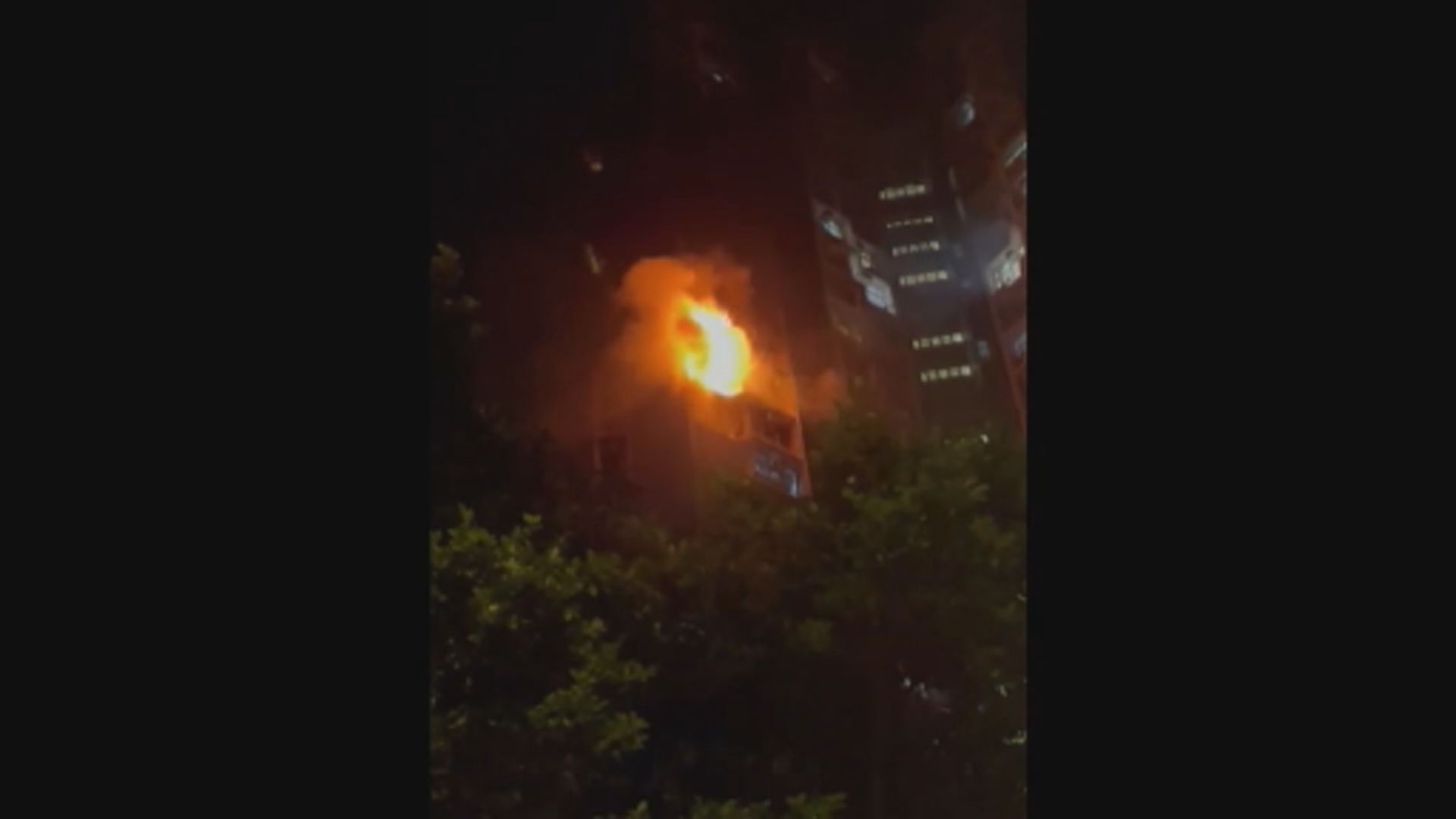 藍田一單位疑冷氣過熱起火　逾300人疏散