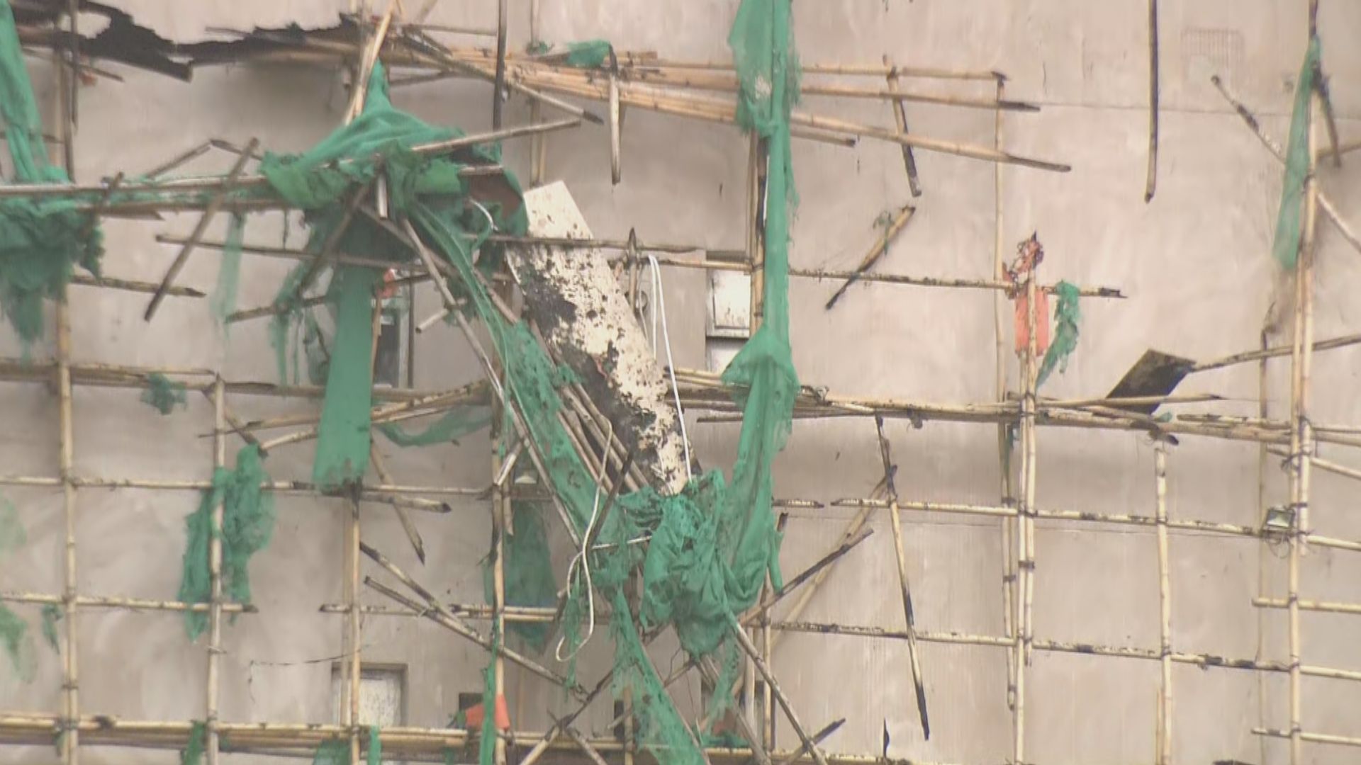 宏福苑五級火｜初步調查在大廈窗外發現發泡膠　警拘三名工程公司負責人嚴重疏忽涉嫌誤殺(梁潔瀅報道)