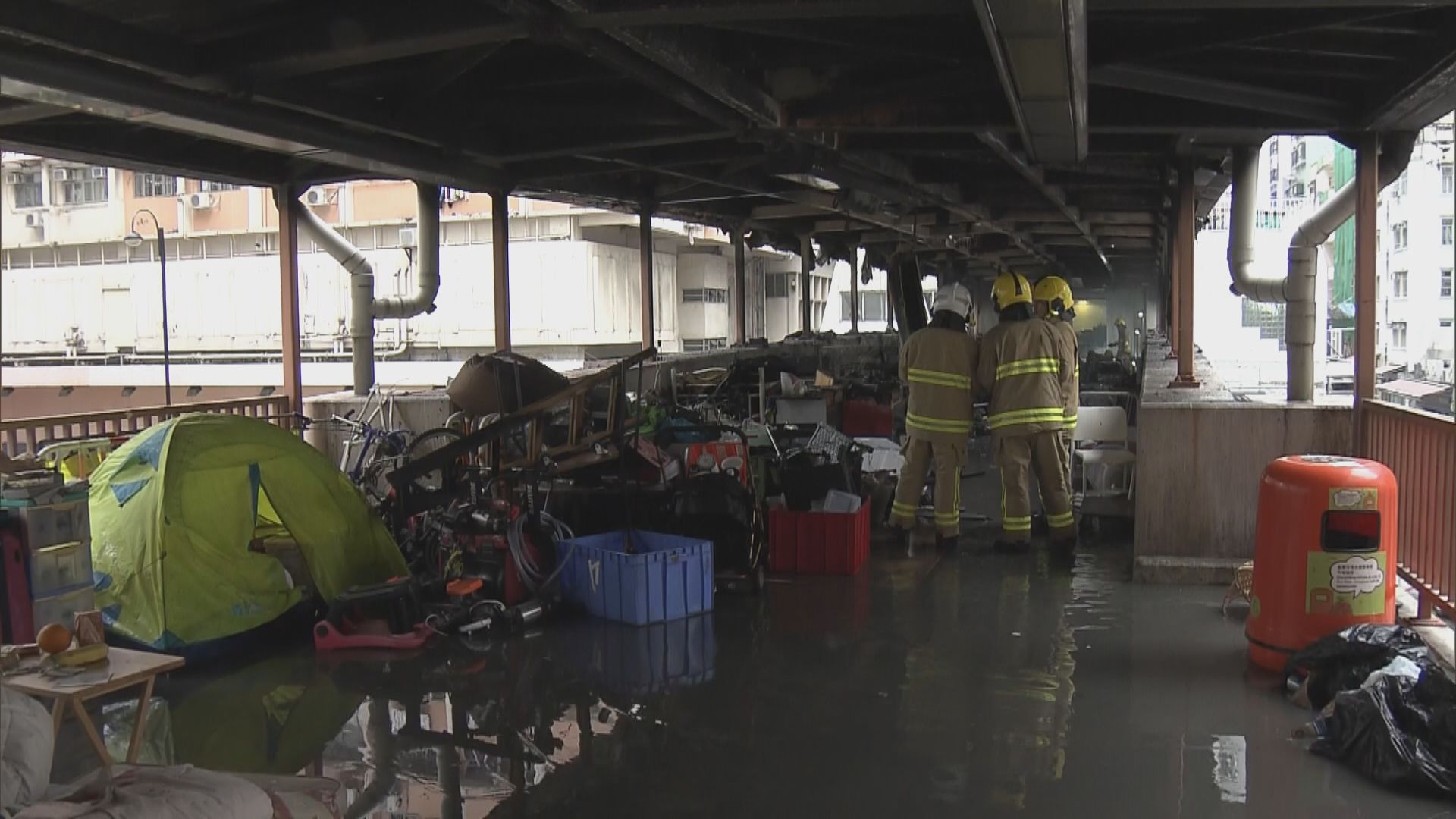 北角行人天橋火警　英皇道一度封閉現場交通受阻