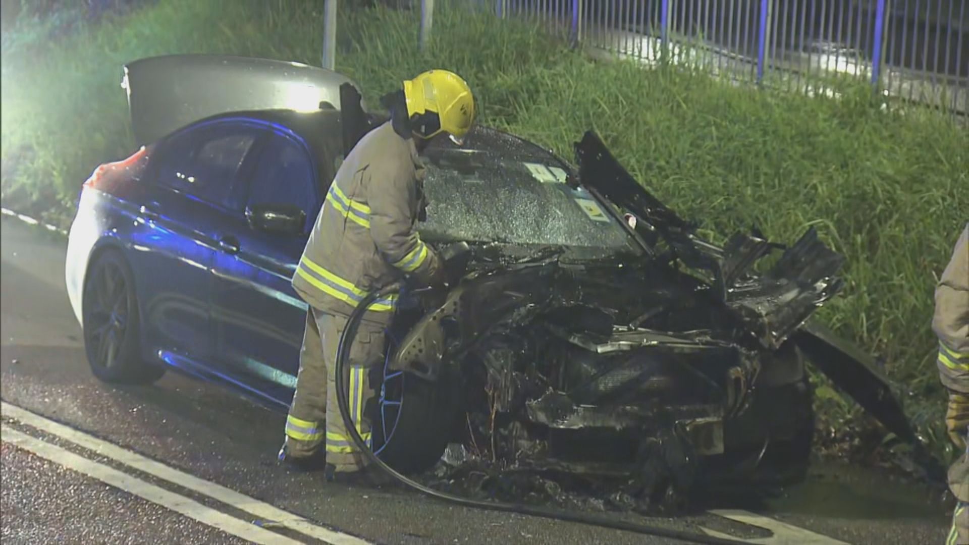 山頂道私家車起火　一人不適送院