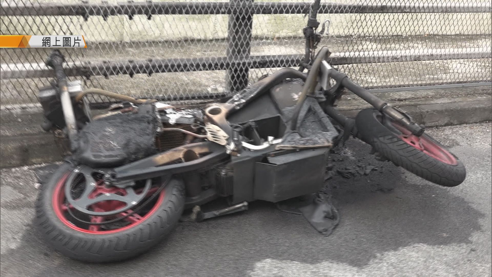 警方一架電動電單車行駛期間起火焚毀