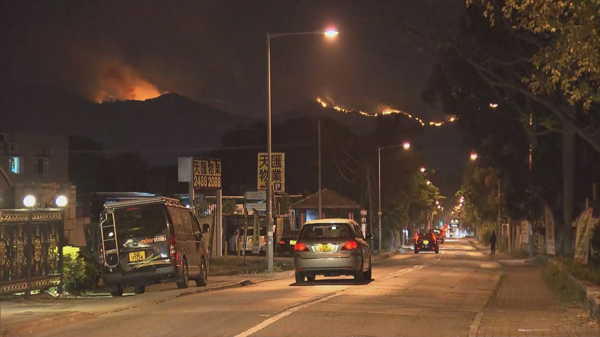 八鄉分別發生山火及車胎回收場火警