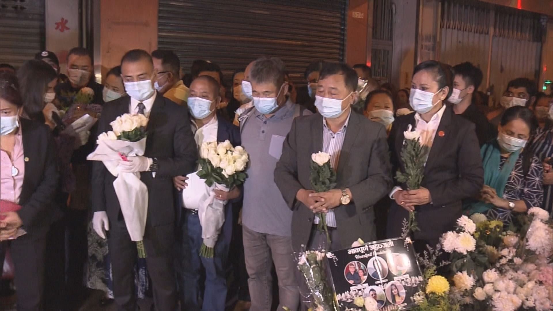 過百人到油麻地唐樓大火現場悼念