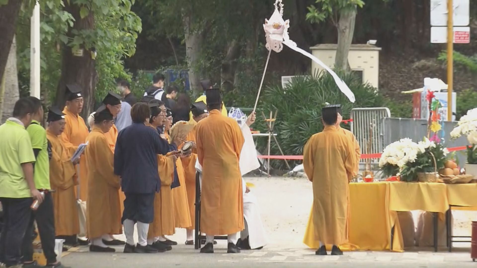 宏福苑五級火災｜罹難者頭七　現場舉行路祭　九龍殯儀館舉行公眾悼念活動
