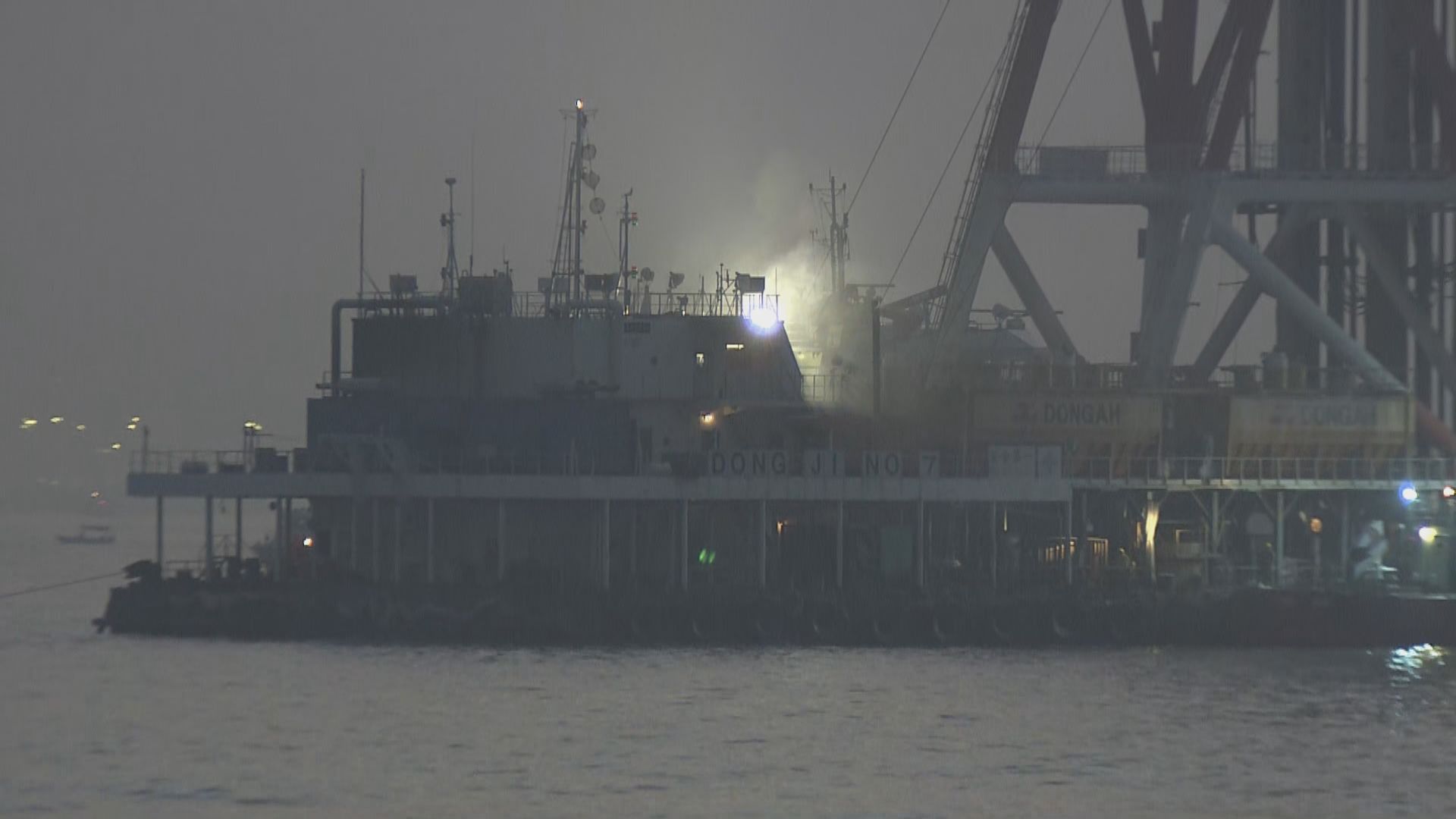 躉船屯門對開海面起火無人傷