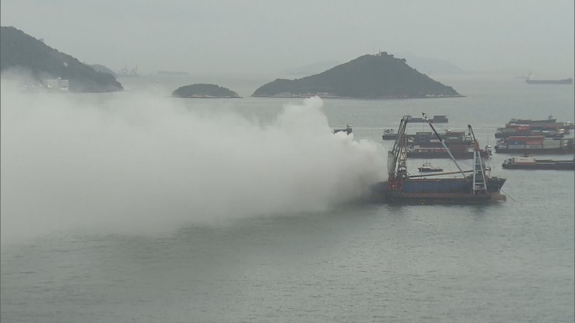 昂船洲大橋對開運載金屬躉船起火　無人受傷