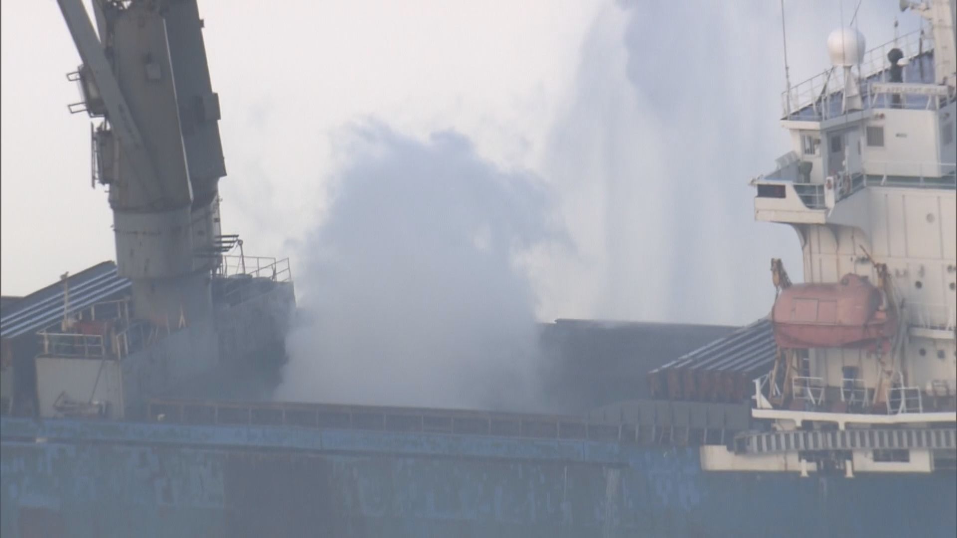 昂船洲對開廢料船三級火　早上八時許大致被救熄