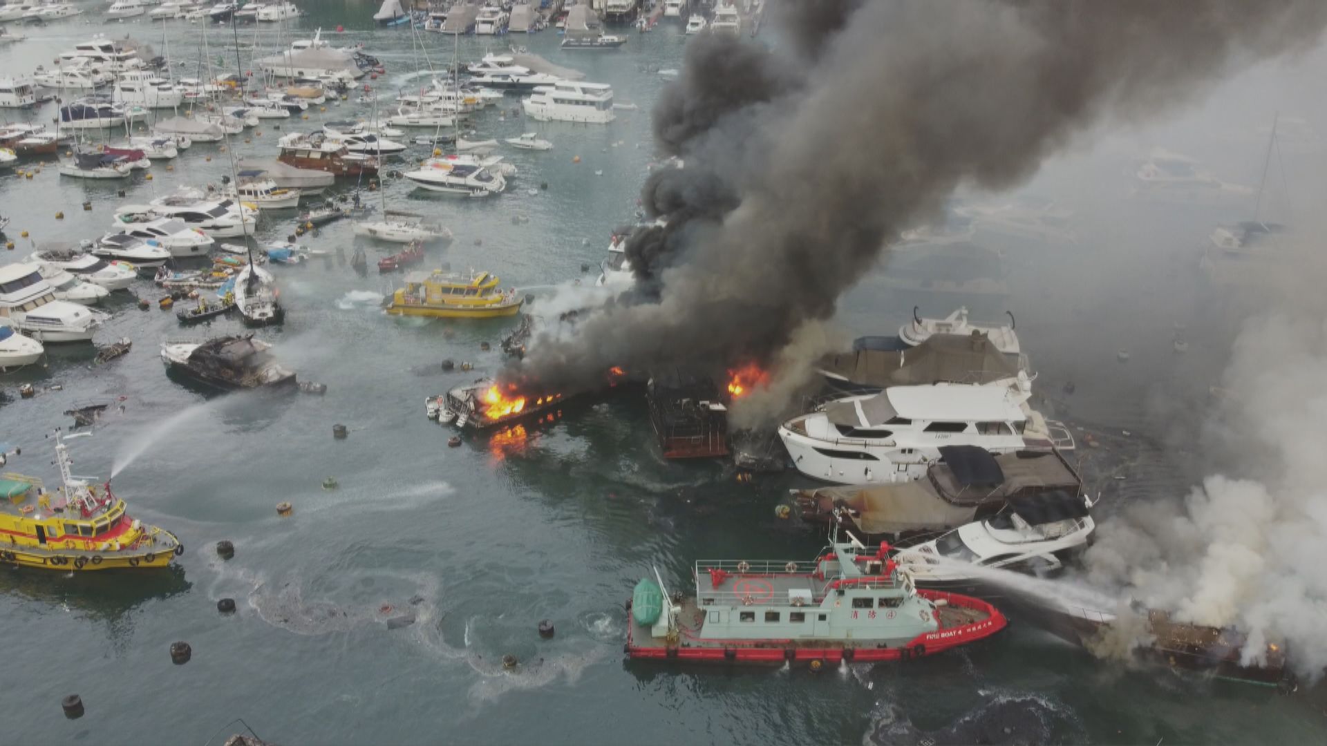 香港仔南避風塘三級船火　消防派七艘滅火輪灌救