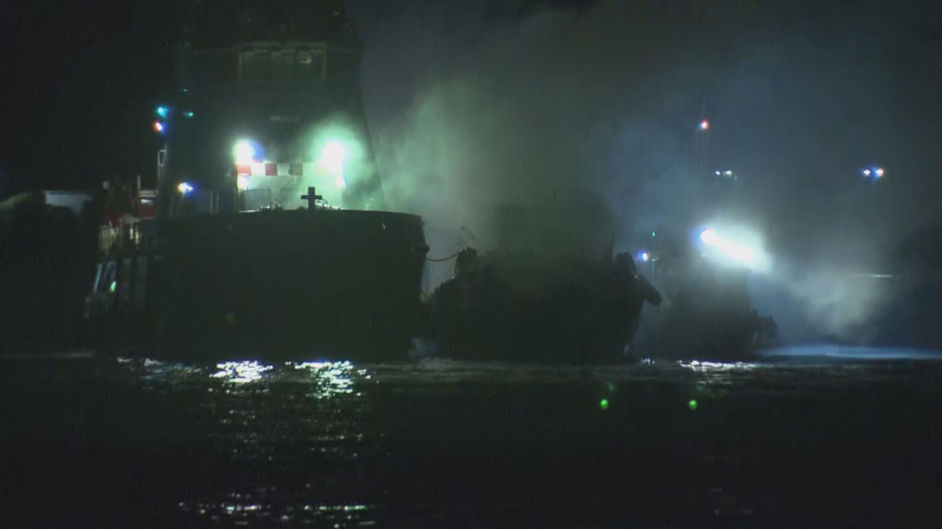 西區對開漁船起火兩船員獲救送院