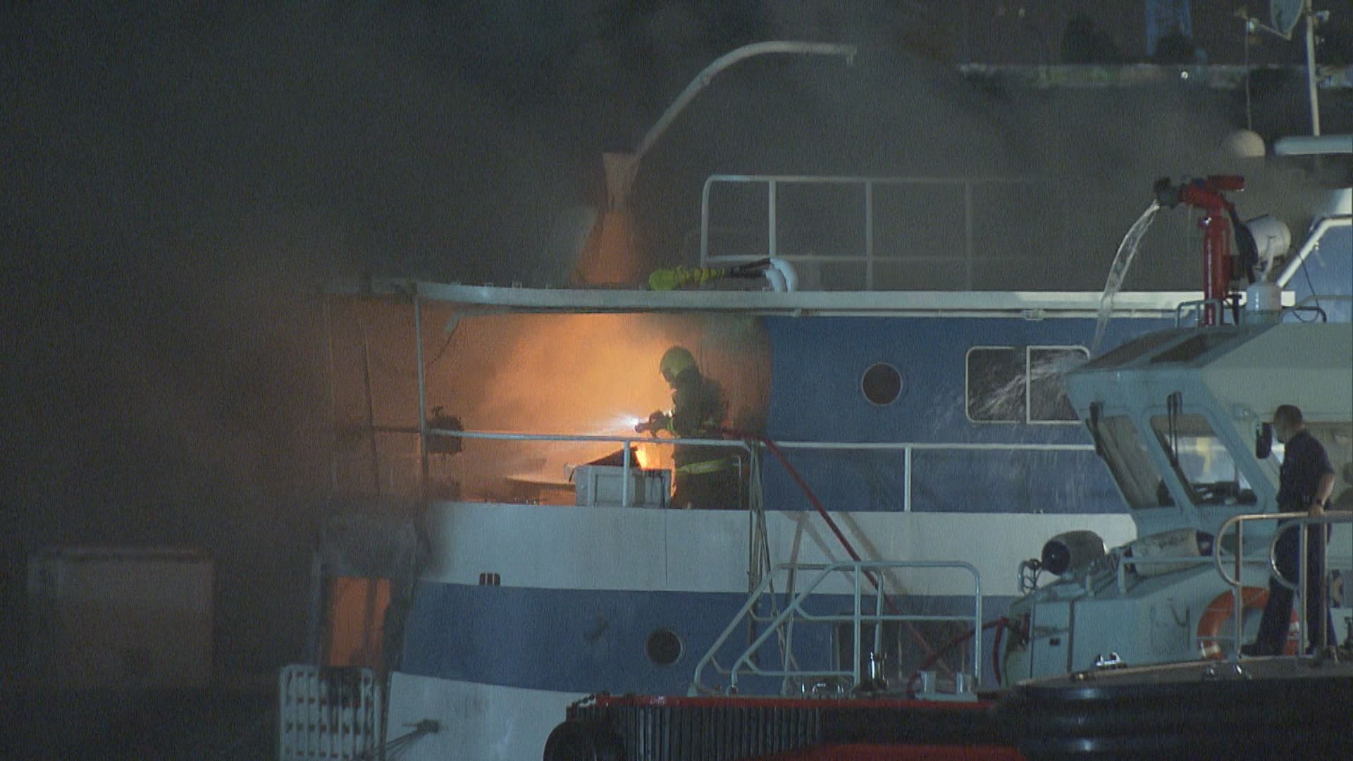 觀塘碼頭避風塘遊艇起火無人傷