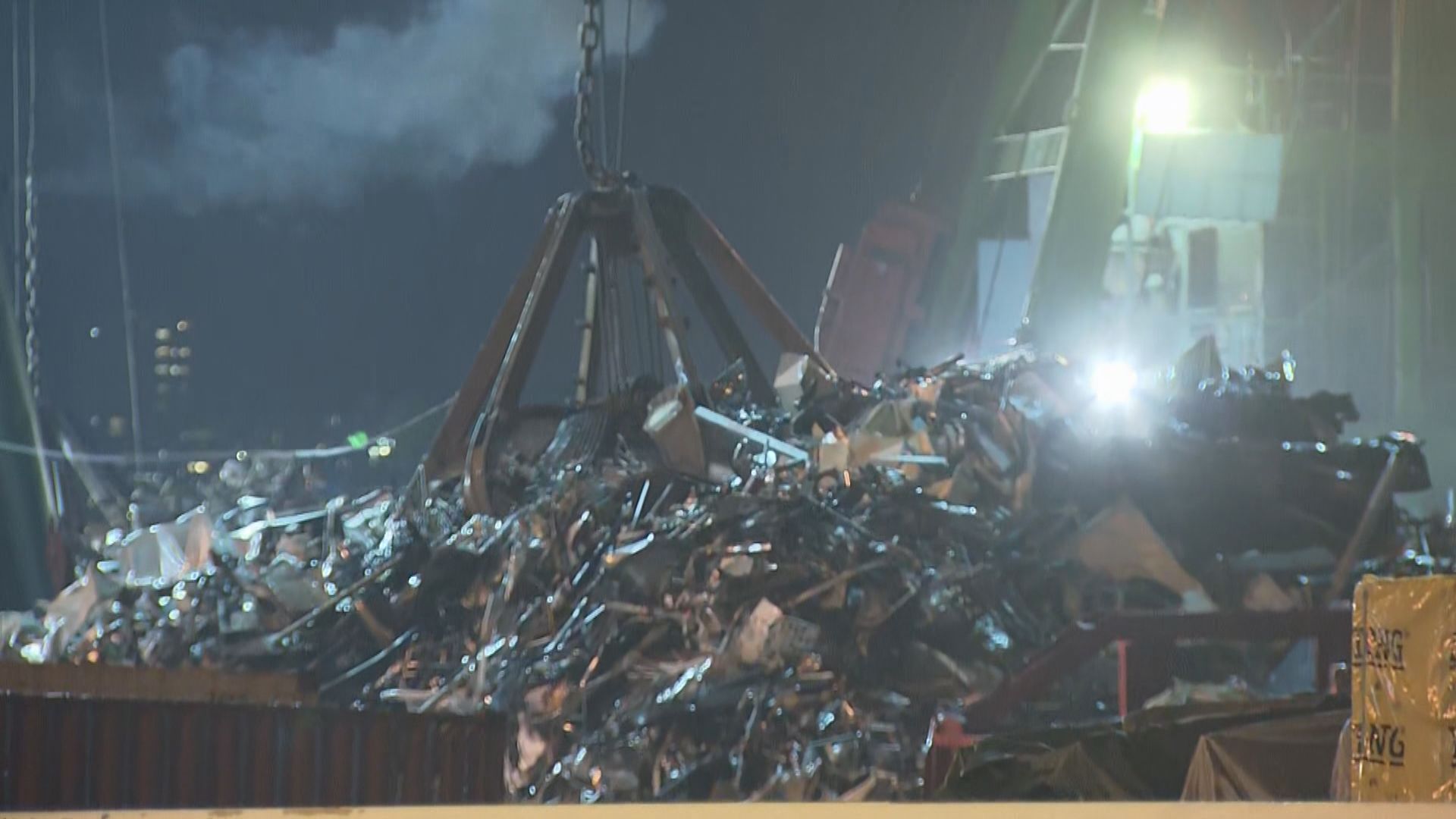 油麻地躉船上有廢鐵物料起火　無人受傷