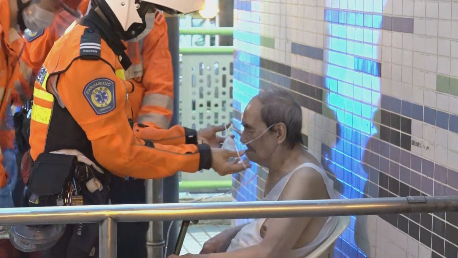 石硤尾邨單位火警三人送院　疑因香燭燒著雜物