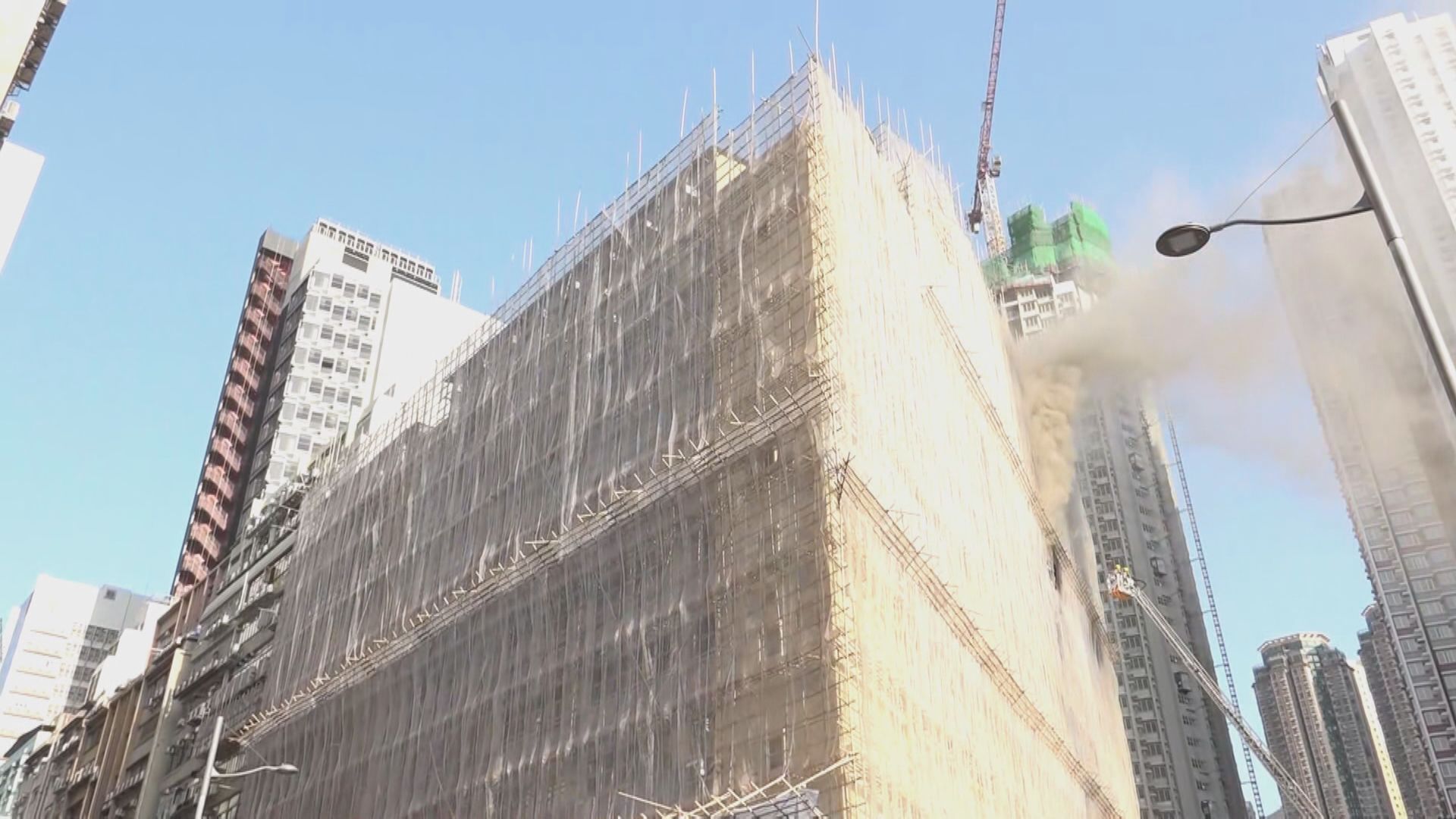 新蒲崗工廈三級火至少一傷　消防流動指揮車到場