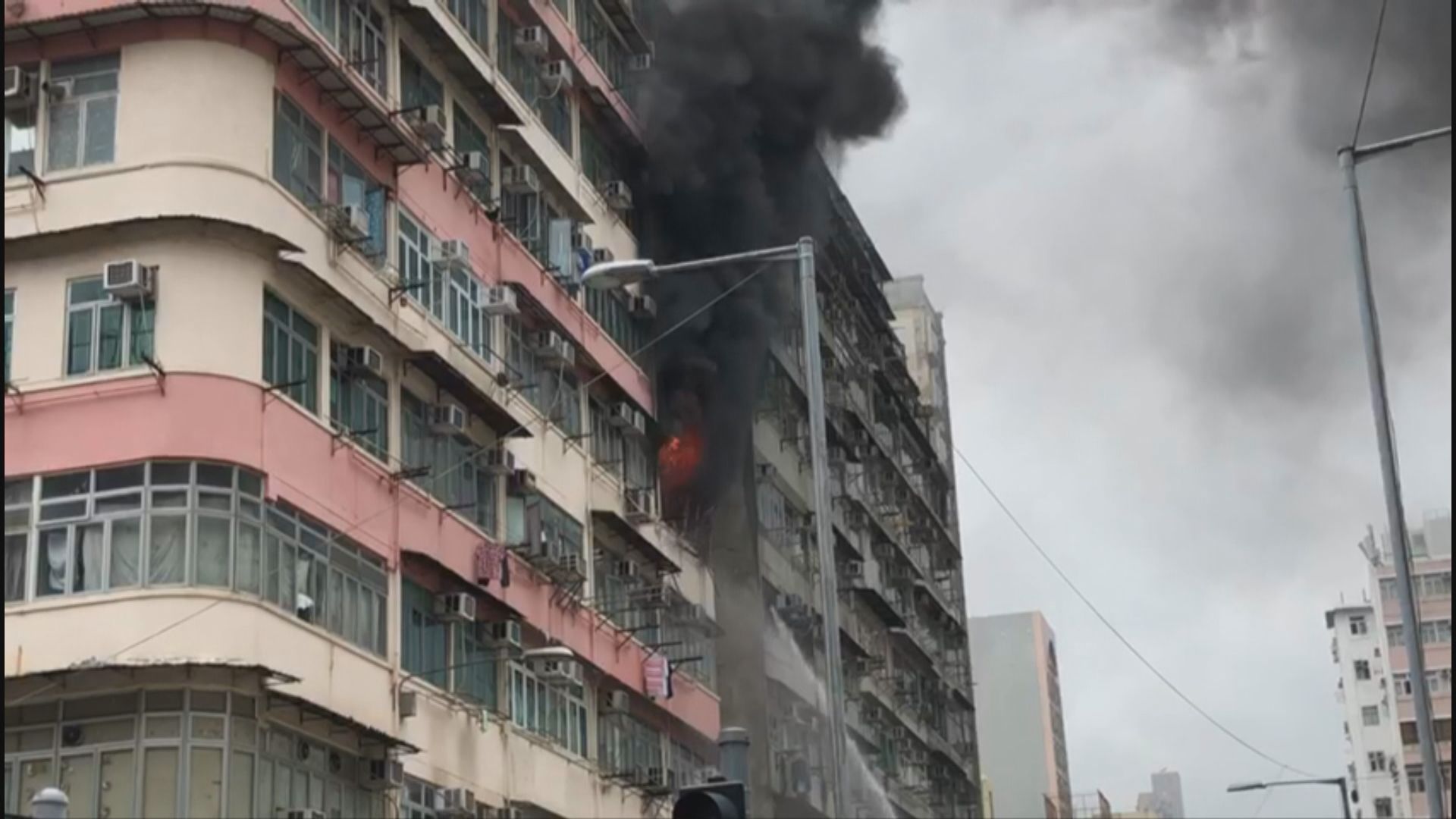 深水埗唐樓火警一度傳出爆炸聲　十名住客疏散無人傷