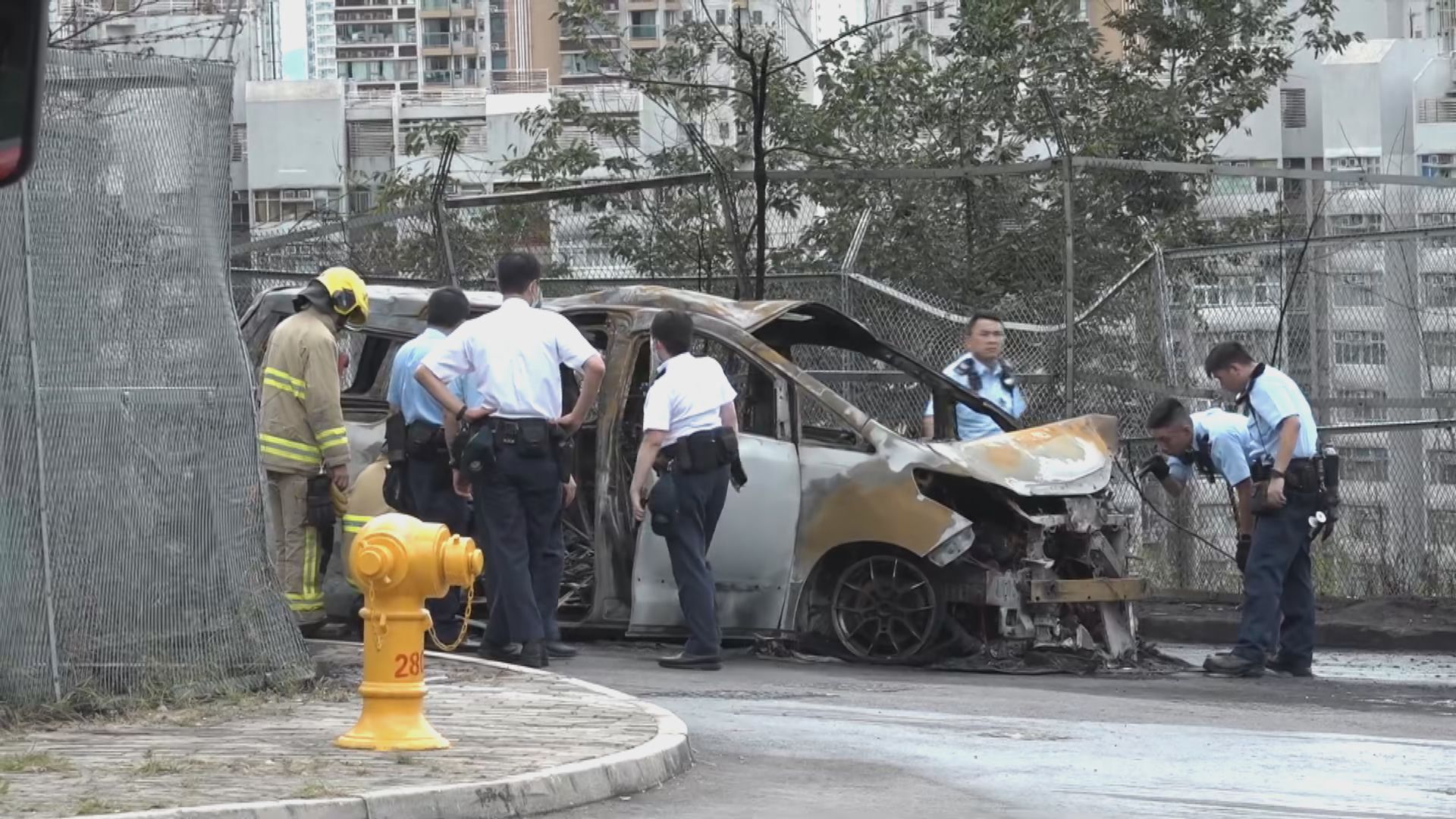 石硤尾大窩坪七人車起火　無人受傷