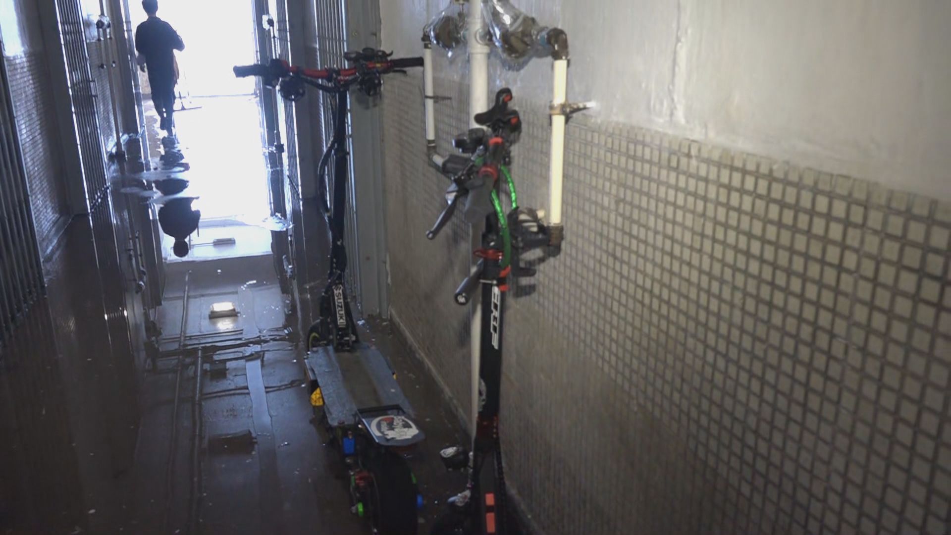 沙角邨火警　鄰居稱走廊長期擺放多輛電動滑板車