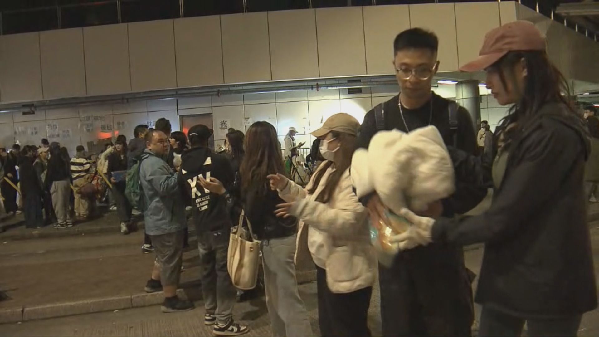 宏福苑五級火災｜大埔墟港鐵站外　市民自發將物資轉運給災民