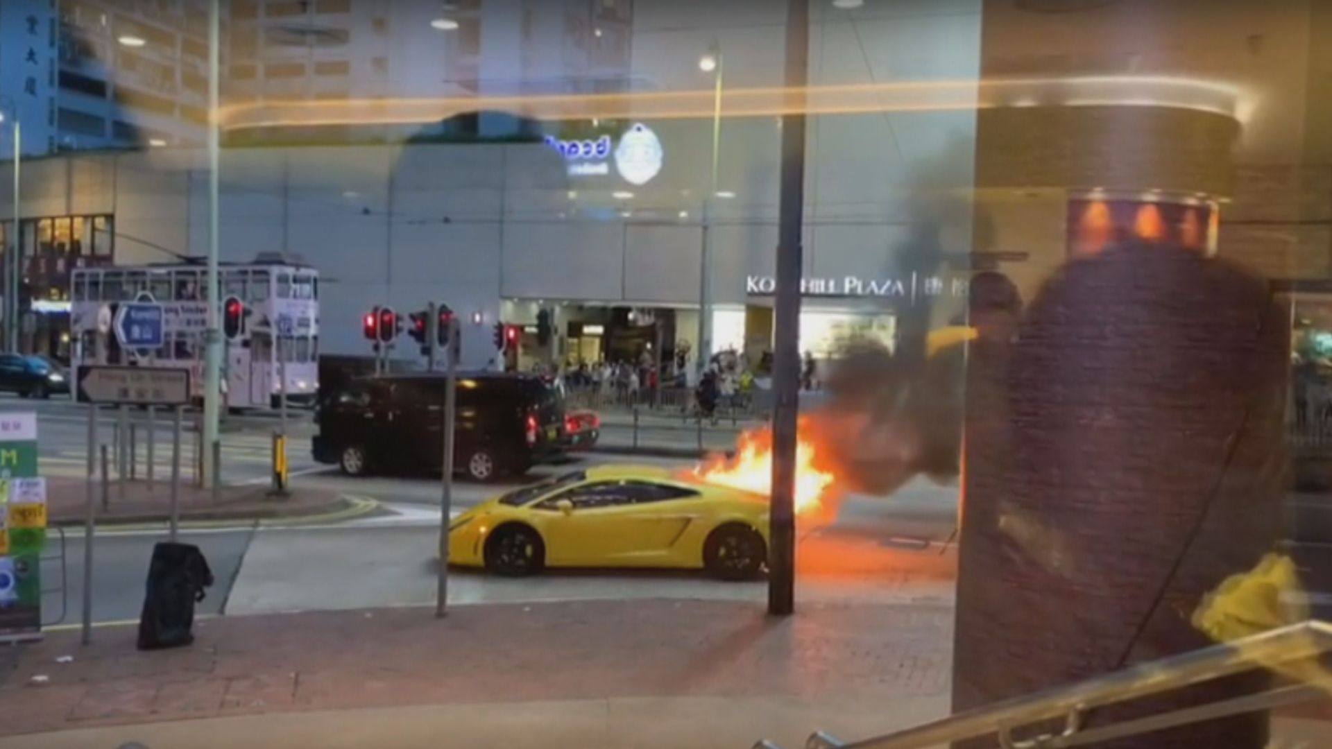 康山道跑車起火無人傷