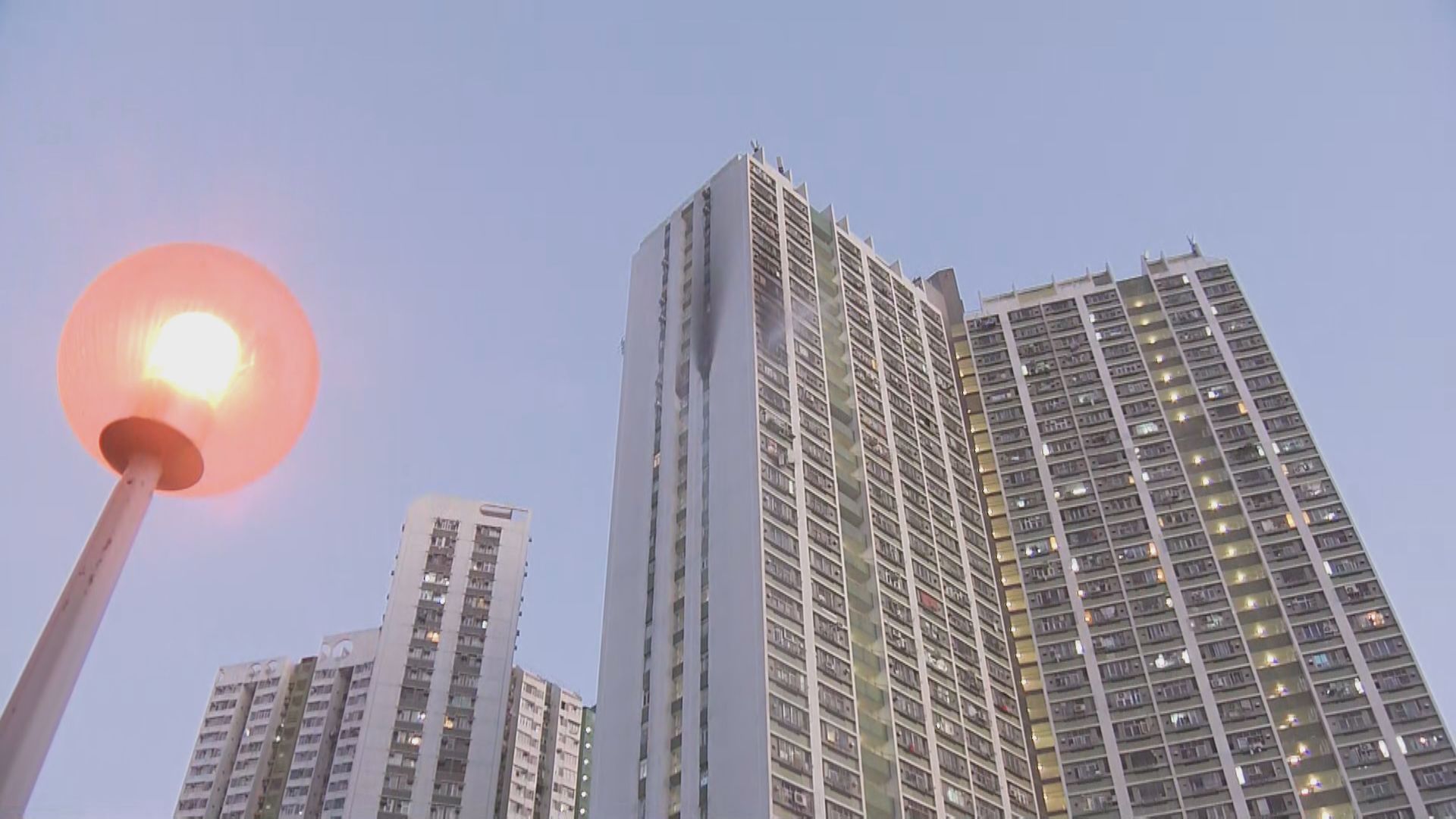 大圍美林邨美槐樓一單位起火　初步一死六傷