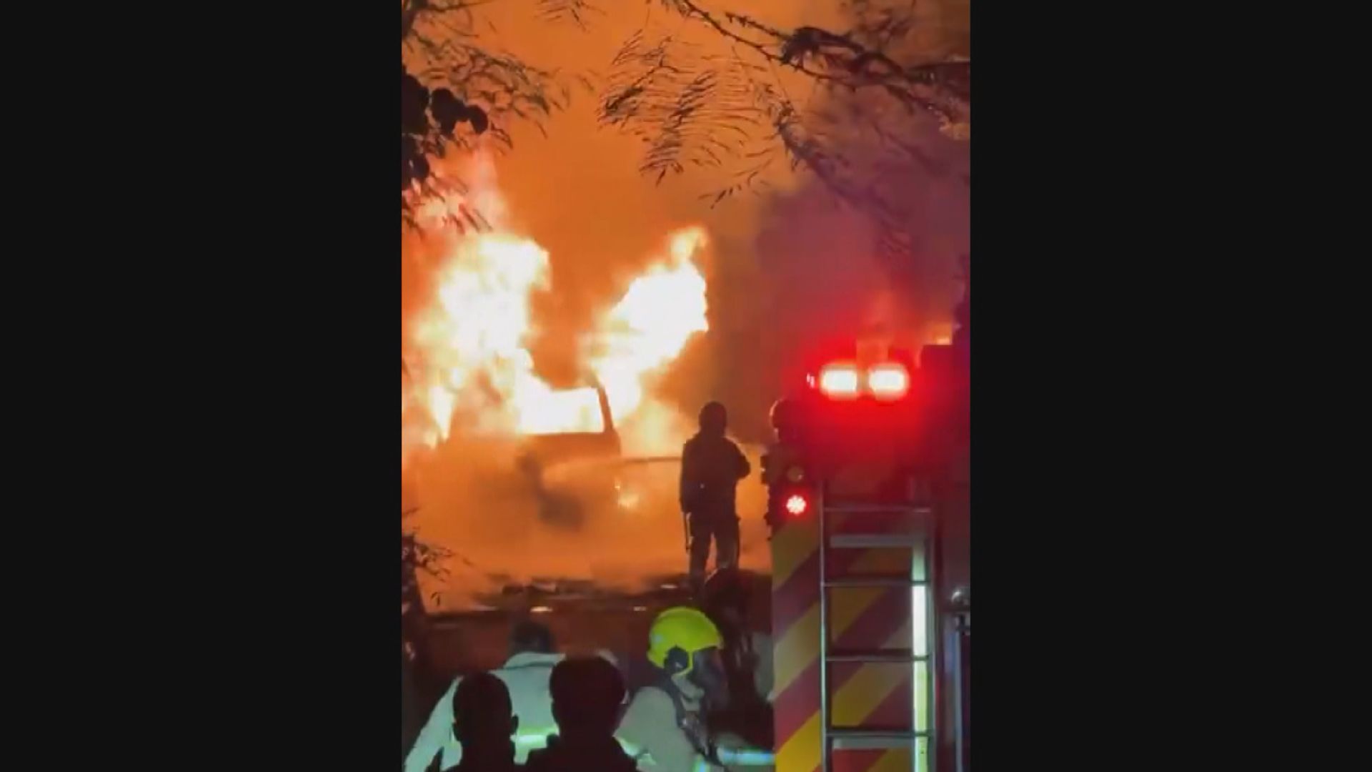 將軍澳兩貨車疑遭縱火焚毀